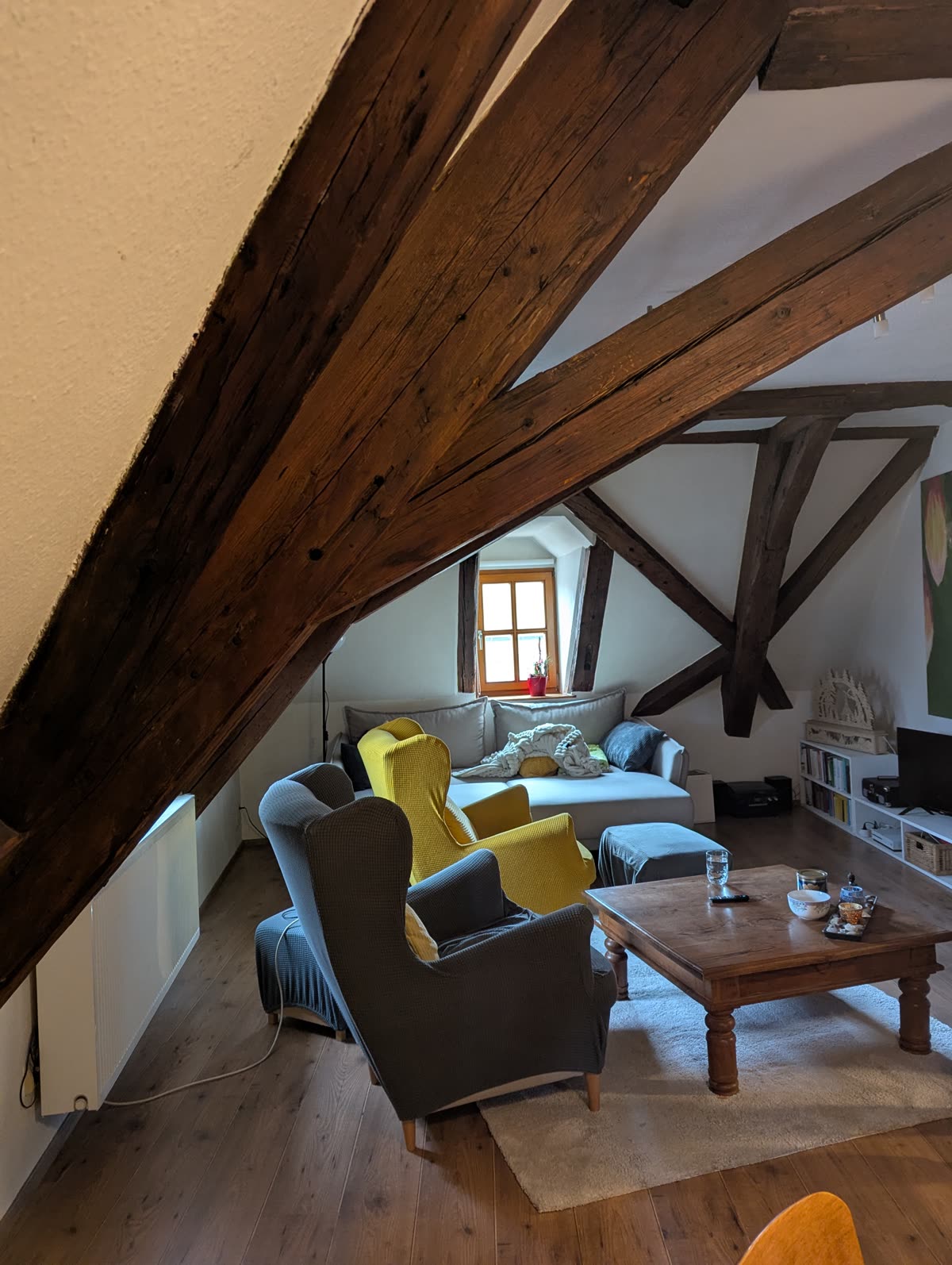 Dachgeschoss-Apartment mit sichtbarem Dachstuhl